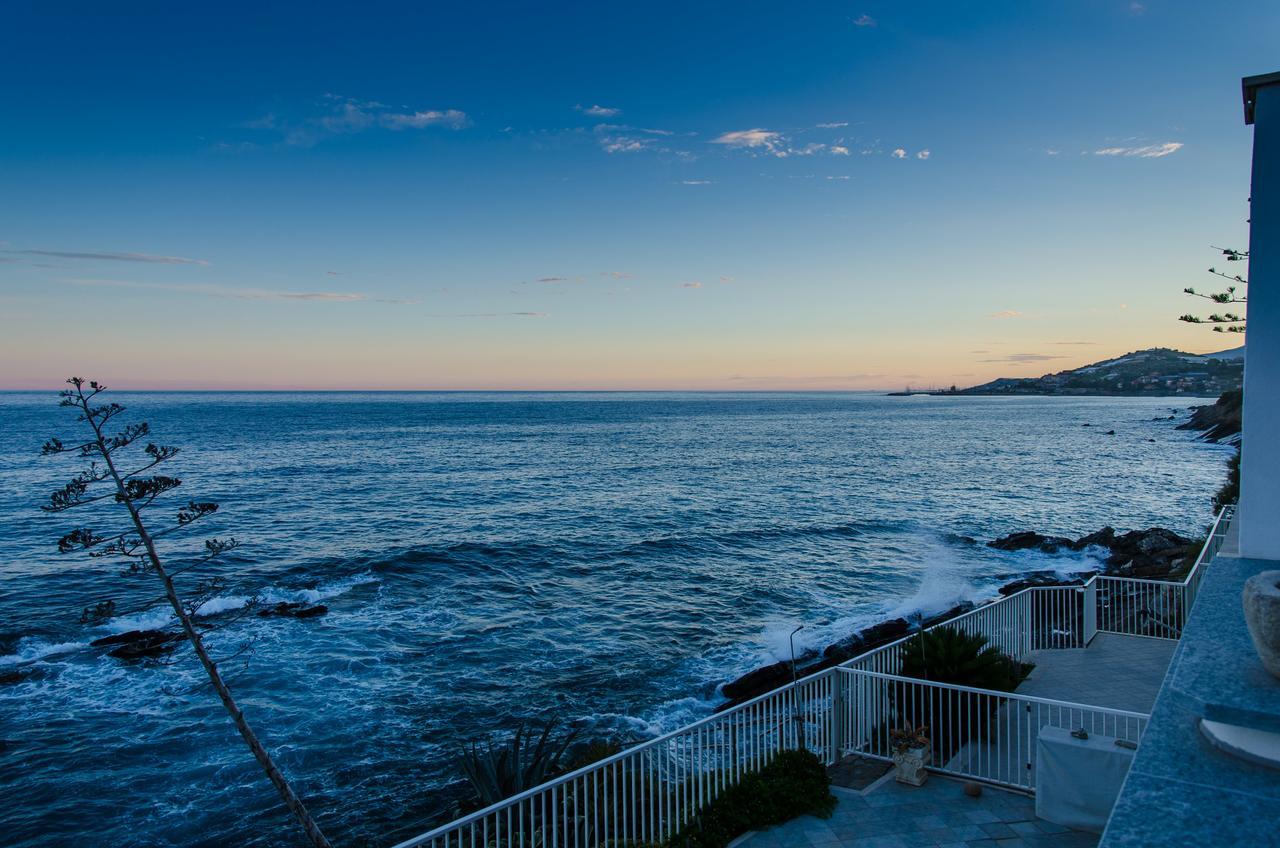 Seaside Holiday Apartment - Unique Location Cipressa Экстерьер фото