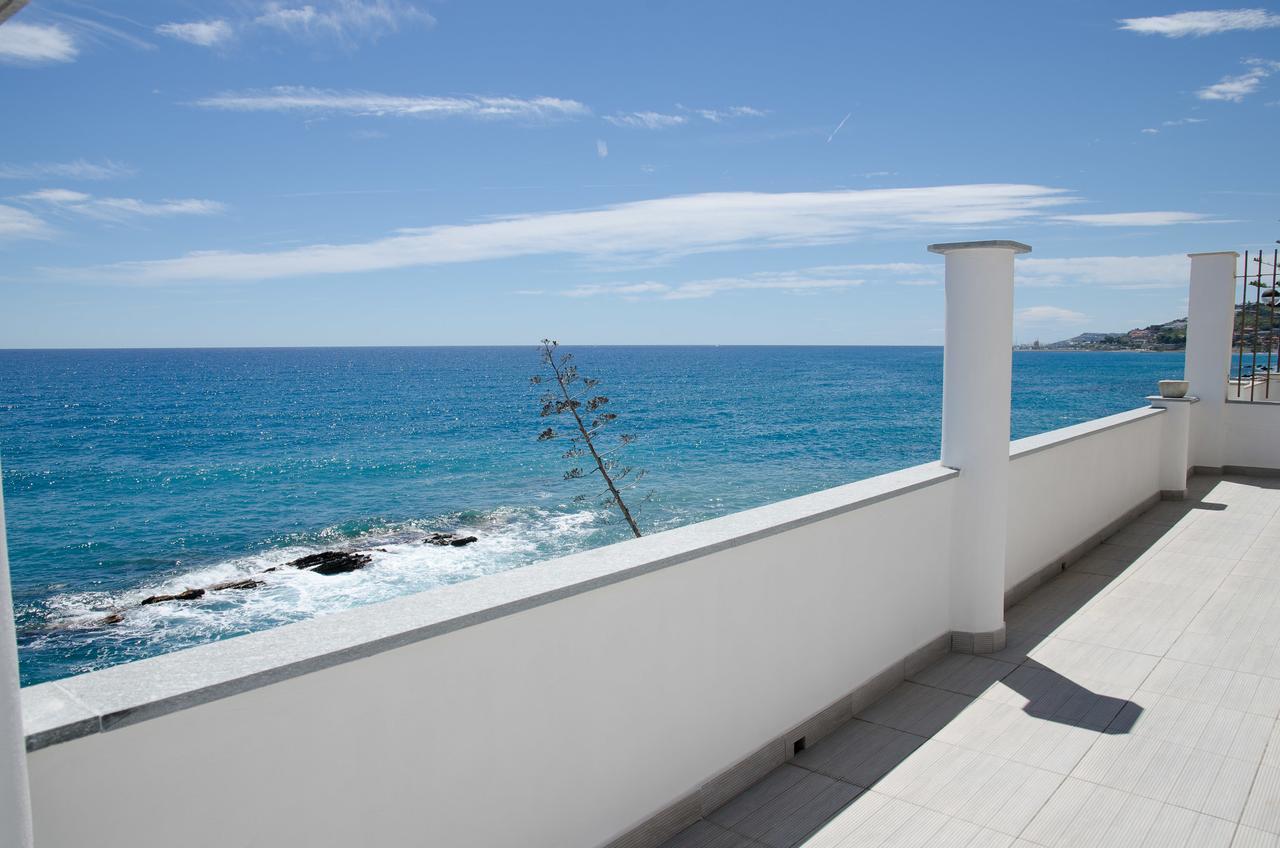 Seaside Holiday Apartment - Unique Location Cipressa Экстерьер фото